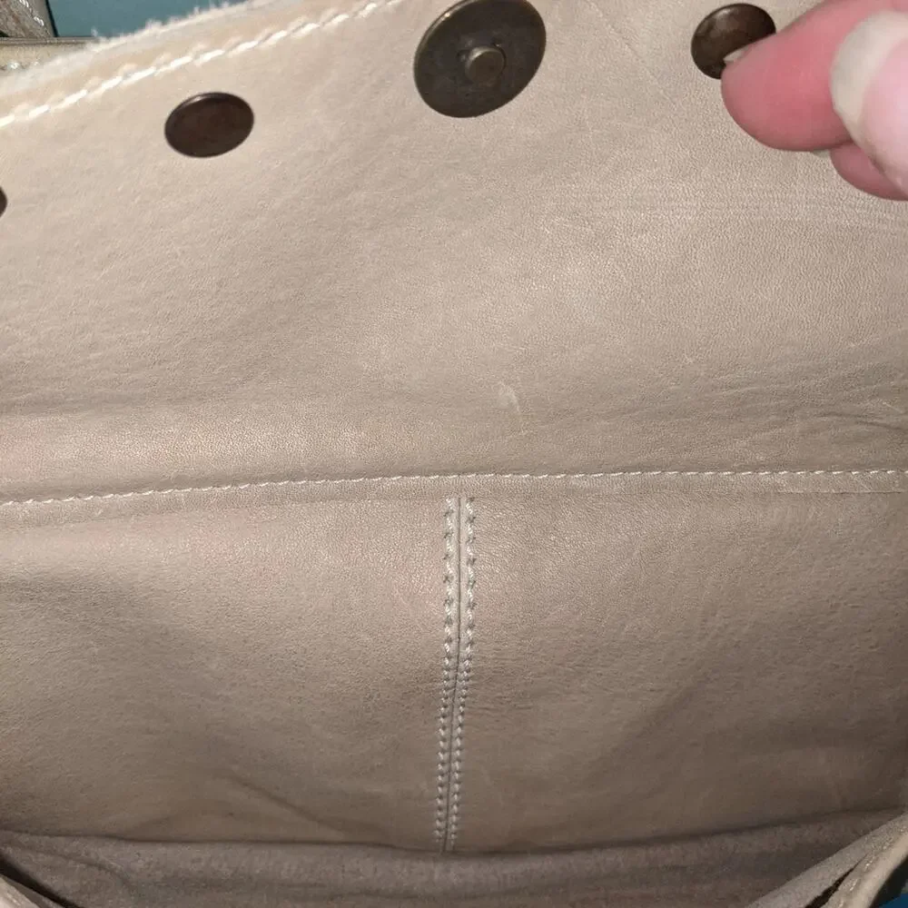 Vera Pelle Vintage Y2K Leather Baguette Hobo Bag Rivets Domed Rivets Light Tan